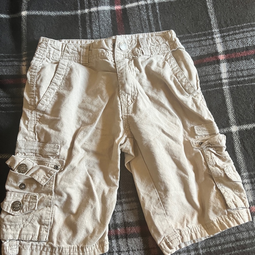 Boys size 6 tan shorts.